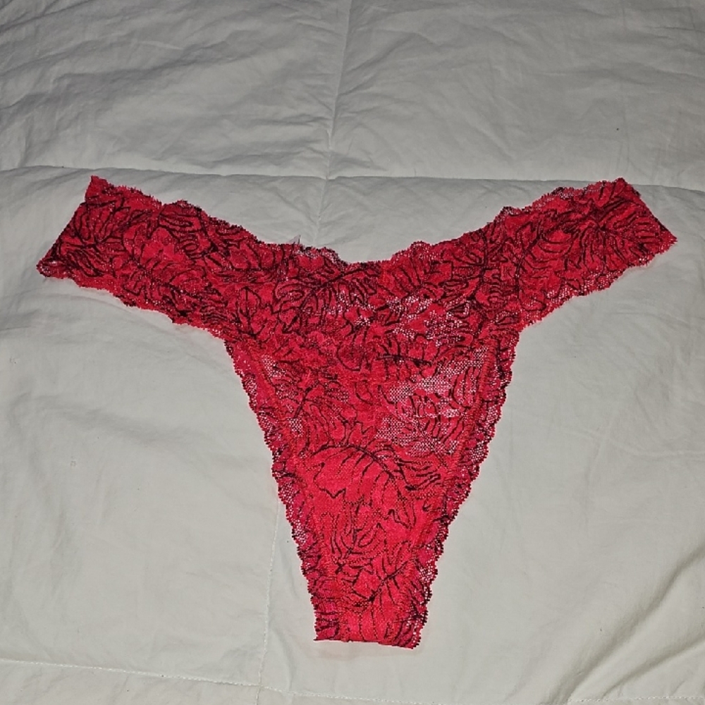 Victoria's Secret Lace Thong Underwear. Sz Medium!! Nwts
